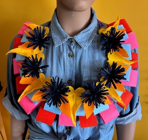 Salusalu: Felt Salusalu (Garland) – Navy Rosi / Madarini Leaves