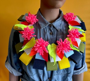 Felt Salusalu (Garland) – Pink Rosi / Red Leaves