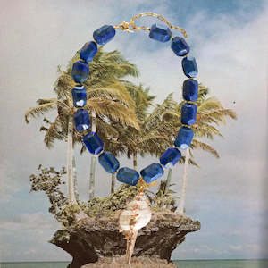 Skip necklace in lapis lazuli