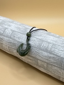 Small Pounamu 1: Manaia/Guardian F med