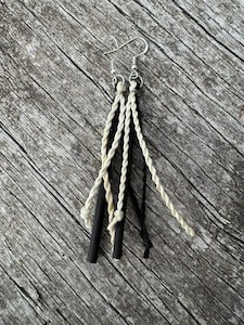 Products: Harakeke / Muka Earrings – Waiorua Maori Weaving