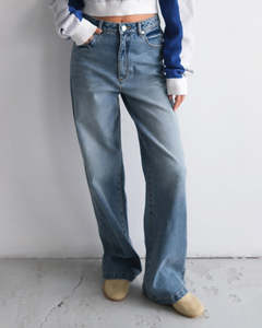 Abrand: 94 High and Wide Jeans - Selena