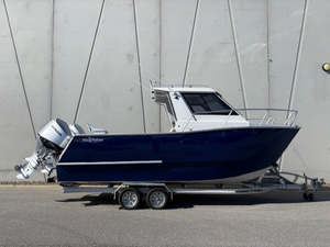 Kingfisher: Kingfisher 670 Hard Top Powercat + 2 x 150HP Honda 4-Stroke Outboard + Trailer