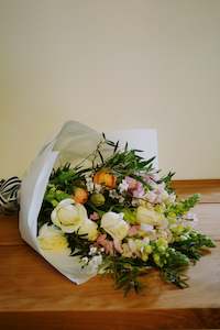 Seasonal bunch of fresh flowers - large