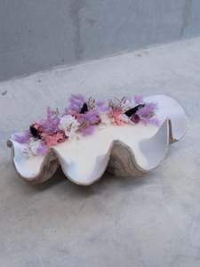 Giant Clam Coastal Arrangements: Colour Pop Giant Clam Candle - Vanilla & Black Raspberry