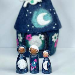 Pegs With Accessories: Floral Lunar home with pegs