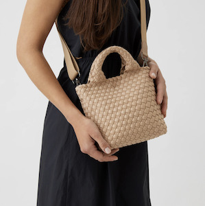 Andreina Lupe Crossbody Cream