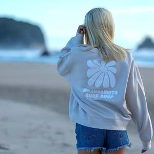 WHANGAMATA SURF SHOP FLOWER RELAXED CREW - BONE