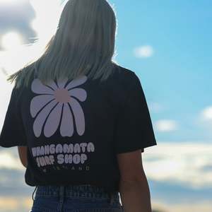 WHANGAMATA SURF SHOP FLOWER HEAVY FADED TEE - FADED BLACK