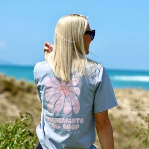 WHANGAMATA SURF SHOP FLOWER HEAVY FADED TEE - FADED POWDER