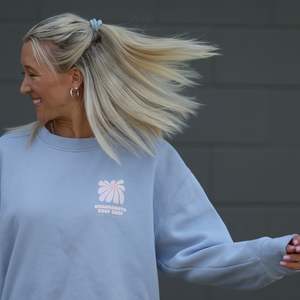 WHANGAMATA SURF SHOP FLOWER RELAXED CREW - POWDER