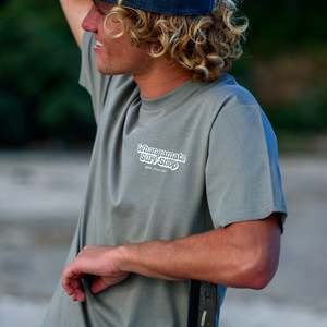 WHANGAMATA SURF SHOP BUBBLE LOGO TEE - GRANITE