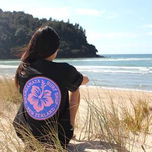WHANGAMATA SURF SHOP HIBISCUS PATCH PUFF PRINT TEE - FADED BLACK