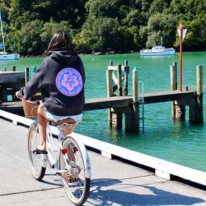 WHANGAMATA SURF SHOP HIBISCUS PATCH PUFF PRINT HOOD - FADED BLACK