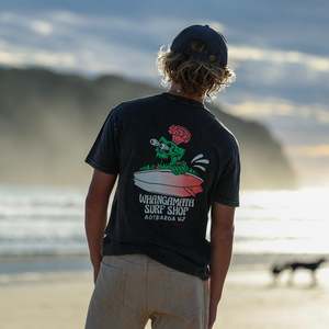Whangamata Surf Mens Tees: WHANGAMATA SURF AOTEAROA MENS TEE 2.0 - BLACK STONE