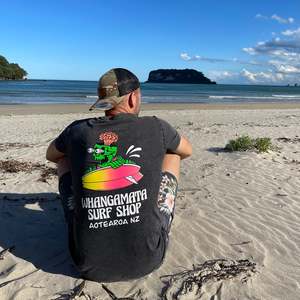 WHANGAMATA SURF AOTEAROA MENS TEE - BLACK STONE