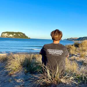 WHANGAMATA SURF SHOP MENS BUBBLE LOGO TEE - BLACK STONE