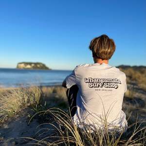 WHANGAMATA SURF SHOP BUBBLE LOGO TEE - WHITE MARLE
