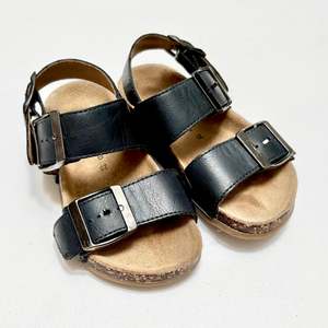 Country Road Buckle Sandals, EU25