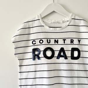 Country Road Logo Tee, Size 8