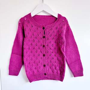 Cosy Winter Knits: Hanknitted Cardigan, Size 2