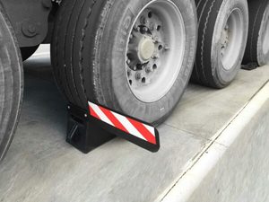 LARGE FLAGGED Safety Wheel Chocks – Wheel Chocks