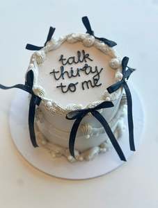 Bespoke Cakes: Pearls and bows