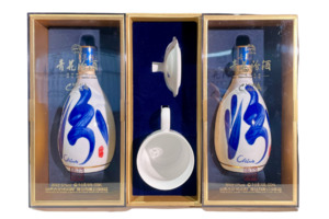 Chinese Baijiu: Fenjiu Blue & White 30yo 53% 500ml Twin Pack with Porcelain Glass - 青花汾酒高档礼盒