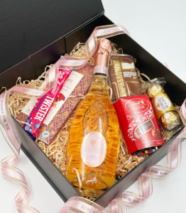 Gift Pack: Gift Pack: Prosecco & Indulgence Gift Box