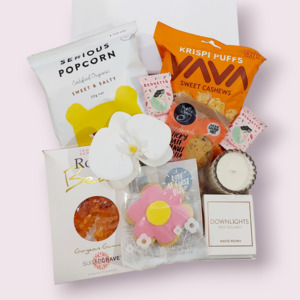 Frontpage: Little Luxuries - Candle, Flower & Sweet Treats Gift Box