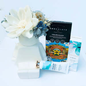 Lady in Blue | Preserved Flowers, Handcream & Chocolate Gift