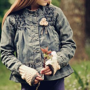 Lisafdesign: Emeline Brooch & Mitts Knitting Pattern (LC30)