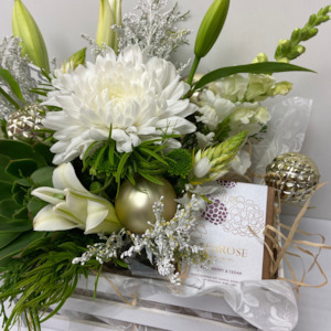 Christmas: Christmas Flower Crate & Candle