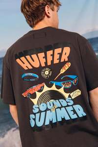 Mens: HUFFER SUP TEE 190/HUFFER SOUNDS - CHARCOAL