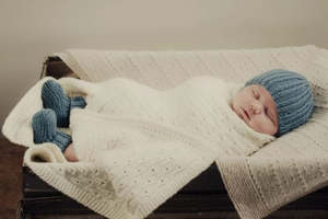 Tobias Beanie and Shoes Kit (Baby) in Natuals merino