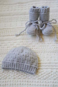 Bc142 Ari Hat and Booties