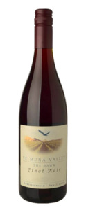 Mix Pinot Noir: Te Muna Valley The Hawk Pinot Noir 2017