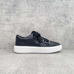 Black: EOS Trinity BKL