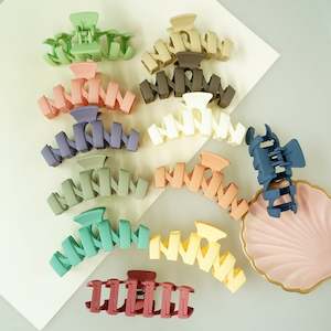 15 Or Under: Zig Zag Claw Clip