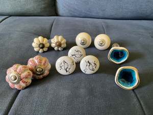 Furniture: Ceramic knobs x 11