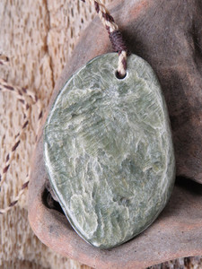 Hokitika Schillered Jade Pebble-Form Pendant Woven Stone Jade