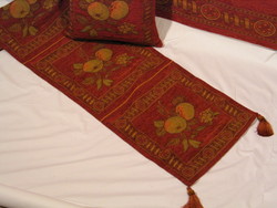 Apples: Table Runner