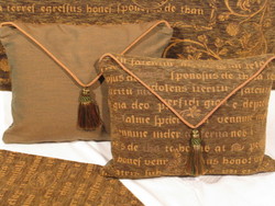 Illiad: Satchel cushion