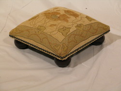 Margeaux: F2 Footstool