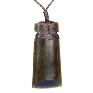 Pounamu Carvings: Pounamu Toki Bound Pendant