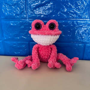 Crochet Frog Coral/white