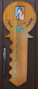 21st Key: 21st Wooden  Key - 21 Oval - Case With Pen