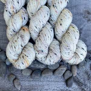 Tweedy Dk: Aziraphale ~ Tweedy DK ~ Donegal Nep Merino 8ply