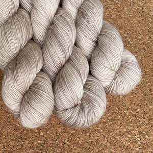 Button ~ Merlin Fingering ~ Merino Linen singles