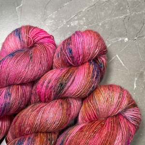Afterglow (wild fuchsia) ~ Merlin ~ Merino Linen Singles